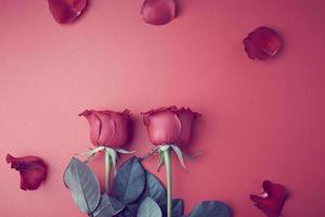 Rosen auf einem roten Hintergrund, Konzept für Valentinstag foto