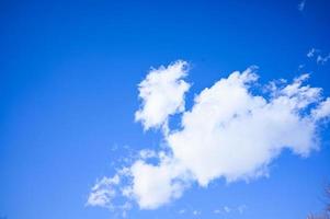 Blau Himmel mit Weiß Wolken. hell sonnig Tag. Kumulus Wolken hoch im das azurblau Himmel, schön Aussicht von das wolkig Landschaft. foto