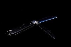 Tasche Messer auf dunkel Hintergrund foto