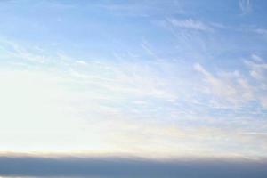 Weiße leichte weiche Wolken, die im blauen Himmel schweben. Natur Morgenlandschaft Hintergrund. klarer Frühlingswind. heller Sommertag. Winterlandschaft mit ruhiger Luft. abstraktes Panorama. Klima verändern. Ansicht aus niedrigem Winkel foto