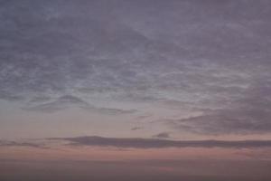 bunte bewölkte Dämmerung schöner Himmel Stadtbild Sonnenuntergang und Sonnenaufgang am Morgen. dramatische Abendnacht am frühen Morgen. Panorama Natur Hintergrundkonzept. Platz für Text kopieren. Weltumwelttag foto