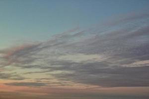 bunte bewölkte Dämmerung schöner Himmel Stadtbild Sonnenuntergang und Sonnenaufgang am Morgen. dramatische Abendnacht am frühen Morgen. Panorama Natur Hintergrundkonzept. Platz für Text kopieren. Weltumwelttag foto