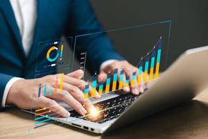 Geschäftsmann Analysieren Geschäft Unternehmen Daten Management, Geschäft Analytik mit Diagramme, Metriken und kpis zu verbessern organisatorisch Leistung, Marketing, finanziell Organisation Strategie. foto