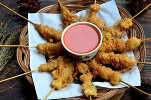 selektiv Fokus cilor Tusuk oder aci telur gulung ist ein typisch indonesisch Snack. serviert auf hölzern Tabelle foto