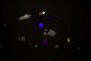 Reflexion im Dunkeln. Ball wird Lichter reflektieren. transparente Oberfläche auf dunklem Hintergrund. Gummimaterial. foto