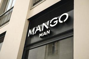 Málaga, Spanien - - März 05, 2023, Mango Geschäft Logo. Spanisch Mode Marke. foto