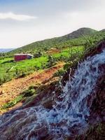 still Charme von ein Wasser Frühling in der Nähe von ein Land Haus ein Reise in das Herz von ländlich Frieden und natürlich Größe foto