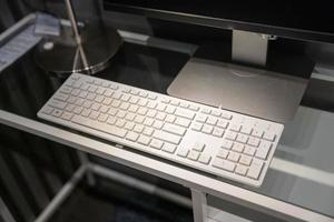 das Tastatur von ein stationär Computer auf ein Schreibtisch foto