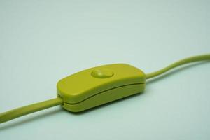 Grün elektrisch Draht mit Schalter auf Türkis Hintergrund foto