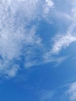 schöne weiße Wolken auf tiefblauem Himmelshintergrund. Große, helle, weiche, flauschige Wolken bedecken den gesamten blauen Himmel. foto