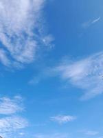 schöne weiße Wolken auf tiefblauem Himmelshintergrund. Große, helle, weiche, flauschige Wolken bedecken den gesamten blauen Himmel. foto