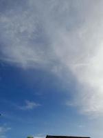 schöne weiße Wolken auf tiefblauem Himmelshintergrund. Große, helle, weiche, flauschige Wolken bedecken den gesamten blauen Himmel. foto