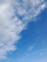 weiße Wolken am blauen Himmel. schöner hellblauer Hintergrund. leicht bewölkt, gutes Wetter. lockige Wolken an einem sonnigen Tag. foto