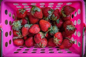 Erdbeeren in einem rosa Korb foto