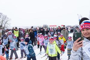 jährlich allrussisch Sport Veranstaltung Aktion Ski Spur von Russland. sportlich Lebensstil zum Erwachsene, Kinder, Familie Urlaub auf Querfeldein Skifahren - - Masse Rennen auf ein schneebedeckt Schiene. Russland, kaluga - - März 4, 2023 foto