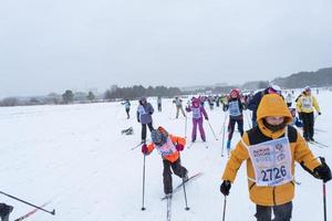 jährlich allrussisch Sport Veranstaltung Aktion Ski Spur von Russland. sportlich Lebensstil zum Erwachsene, Kinder, Familie Urlaub auf Querfeldein Skifahren - - Masse Rennen auf ein schneebedeckt Schiene. Russland, kaluga - - März 4, 2023 foto