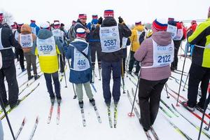 jährlich allrussisch Sport Veranstaltung Aktion Ski Spur von Russland. sportlich Lebensstil zum Erwachsene, Kinder, Familie Urlaub auf Querfeldein Skifahren - - Masse Rennen auf ein schneebedeckt Schiene. Russland, kaluga - - März 4, 2023 foto