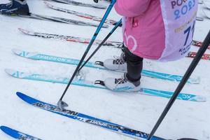 jährlich allrussisch Sport Veranstaltung Aktion Ski Spur von Russland. sportlich Lebensstil zum Erwachsene, Kinder, Familie Urlaub auf Querfeldein Skifahren - - Masse Rennen auf ein schneebedeckt Schiene. Russland, kaluga - - März 4, 2023 foto