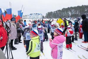 jährlich allrussisch Sport Veranstaltung Aktion Ski Spur von Russland. sportlich Lebensstil zum Erwachsene, Kinder, Familie Urlaub auf Querfeldein Skifahren - - Masse Rennen auf ein schneebedeckt Schiene. Russland, kaluga - - März 4, 2023 foto