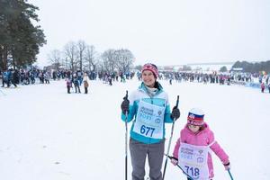 jährlich allrussisch Sport Veranstaltung Aktion Ski Spur von Russland. sportlich Lebensstil zum Erwachsene, Kinder, Familie Urlaub auf Querfeldein Skifahren - - Masse Rennen auf ein schneebedeckt Schiene. Russland, kaluga - - März 4, 2023 foto