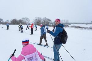 jährlich allrussisch Sport Veranstaltung Aktion Ski Spur von Russland. sportlich Lebensstil zum Erwachsene, Kinder, Familie Urlaub auf Querfeldein Skifahren - - Masse Rennen auf ein schneebedeckt Schiene. Russland, kaluga - - März 4, 2023 foto