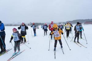 jährlich allrussisch Sport Veranstaltung Aktion Ski Spur von Russland. sportlich Lebensstil zum Erwachsene, Kinder, Familie Urlaub auf Querfeldein Skifahren - - Masse Rennen auf ein schneebedeckt Schiene. Russland, kaluga - - März 4, 2023 foto