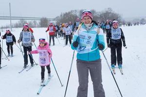 jährlich allrussisch Sport Veranstaltung Aktion Ski Spur von Russland. sportlich Lebensstil zum Erwachsene, Kinder, Familie Urlaub auf Querfeldein Skifahren - - Masse Rennen auf ein schneebedeckt Schiene. Russland, kaluga - - März 4, 2023 foto