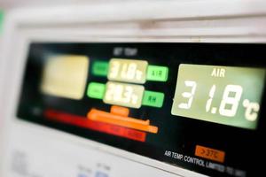 Nahaufnahme des Temp-Monitors des Baby-Inkubators im Krankenhaus mit der Anzahl der Temperaturen, die verwendet werden, um das kranke Neugeborene im Inneren zu erwärmen. foto