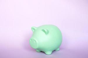 Schweinchen Bank hervorgehoben auf ein lila Hintergrund foto