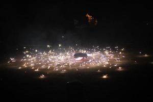 Feuerwerk wirbelnd auf das Boden foto