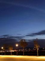 heiter und friedlich Nacht im ein Öffentlichkeit Park, Erfassen das Stille und Ruhe von das Umfeld unter das Himmel foto