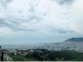 Panorama- und atemberaubend Aussicht von das beschwingt und geschäftig Stadt von tetouan, Erfassen es ist Schönheit, Energie, und Charme foto