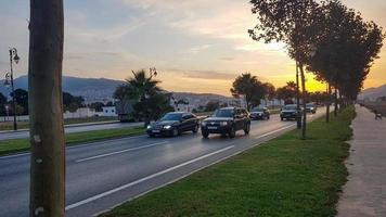 Magie von Nachtzeit Fahren Umarmung zauberhaft Farben und erstellen unvergesslich Erinnerungen foto