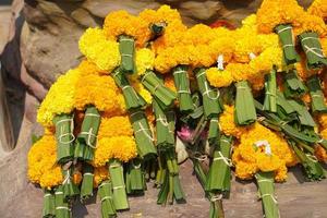 Ringelblumen, Lotus Blumen sind gebracht zu Zahlen Huldigung zu das Herr Buddha. foto