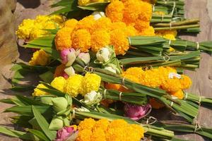 Ringelblumen, Lotus Blumen sind gebracht zu Zahlen Huldigung zu das Herr Buddha. foto