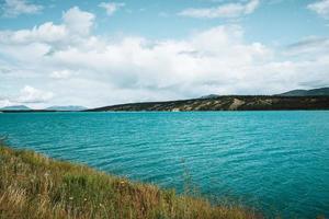 majestätisch See im Westen Kanada mit Türkis Wasser und Berge foto