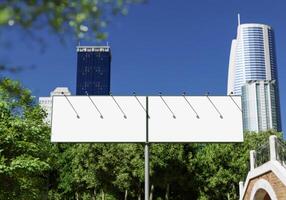 3D-Mockup-leere Plakatwand in der Innenstadt foto