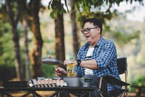 asiatisch Reisender Mann Brille braten ein lecker gebraten Ei foto