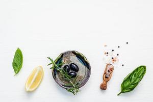 Zutaten für Olivenöl und Vinaigrette-Dressing foto
