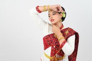 Porträt von schön thailändisch Frau im traditionell Kleidung Stehen posieren foto