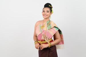 Porträt von ziemlich Frau im thailändisch traditionell Kleidung schön Stehen posieren foto