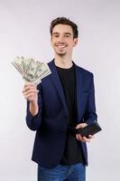 Porträt eines fröhlichen Mannes mit Dollarnoten auf weißem Hintergrund foto