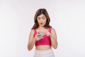Porträt der aufgeregten jungen Frau mit Handy isoliert über weißem Hintergrund foto