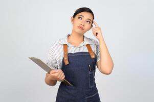 Porträt einer jungen asiatischen Frau in einheitlicher Pose der Kellnerin mit Klemmbrett foto