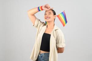 hübsche frau lgbq pose mit mini mehrfarbiger flagge foto