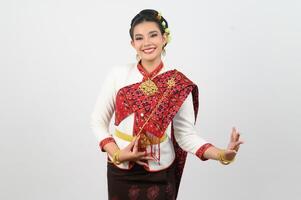 asiatisch ziemlich Frau im nordöstlich Kleid Stand im schön thailändisch tanzen foto