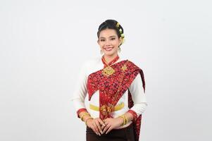 Porträt von schön thailändisch Frau im traditionell Kleidung Stehen posieren foto