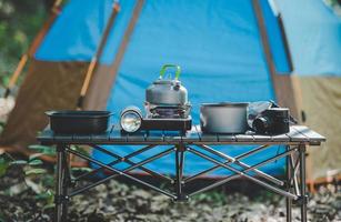 Kochen Ausrüstung zum Camping Ausflug und Zelt foto
