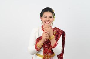 Porträt von schön thailändisch Frau im traditionell Kleidung schüchtern posieren foto