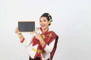 Porträt von schön thailändisch Frau im traditionell Kleidung posieren mit Tafel foto